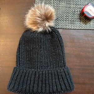 Cute winter hat with faux fur Pom Pom!